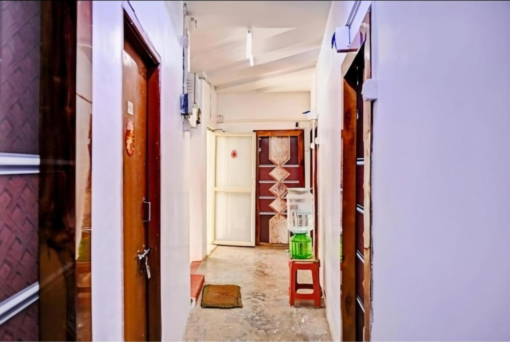 Homestay Om Shanti Guest House - Near Ruby General Hospital & Science City *