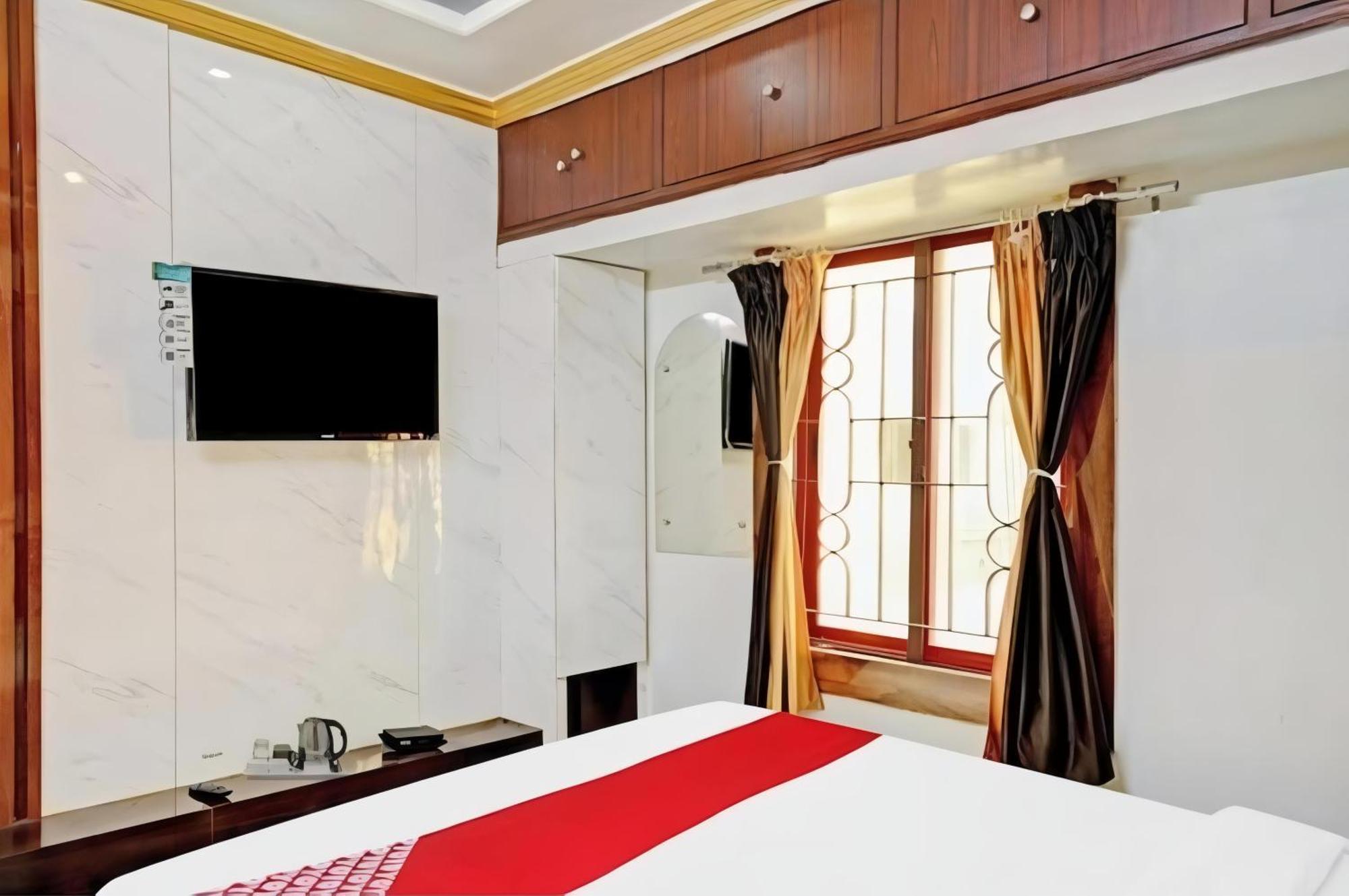 Om Shanti Guest House - Near Ruby General Hospital & Science City