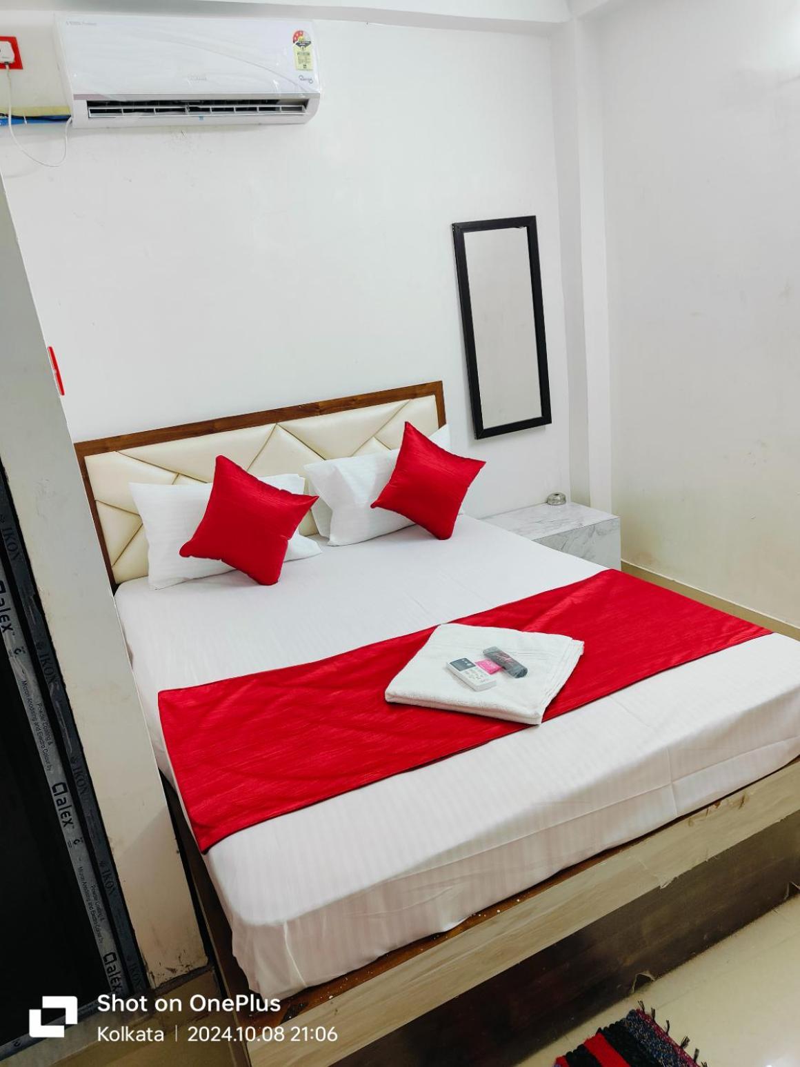 Om Shanti Guest House - Near Ruby General Hospital & Science City Homestay *