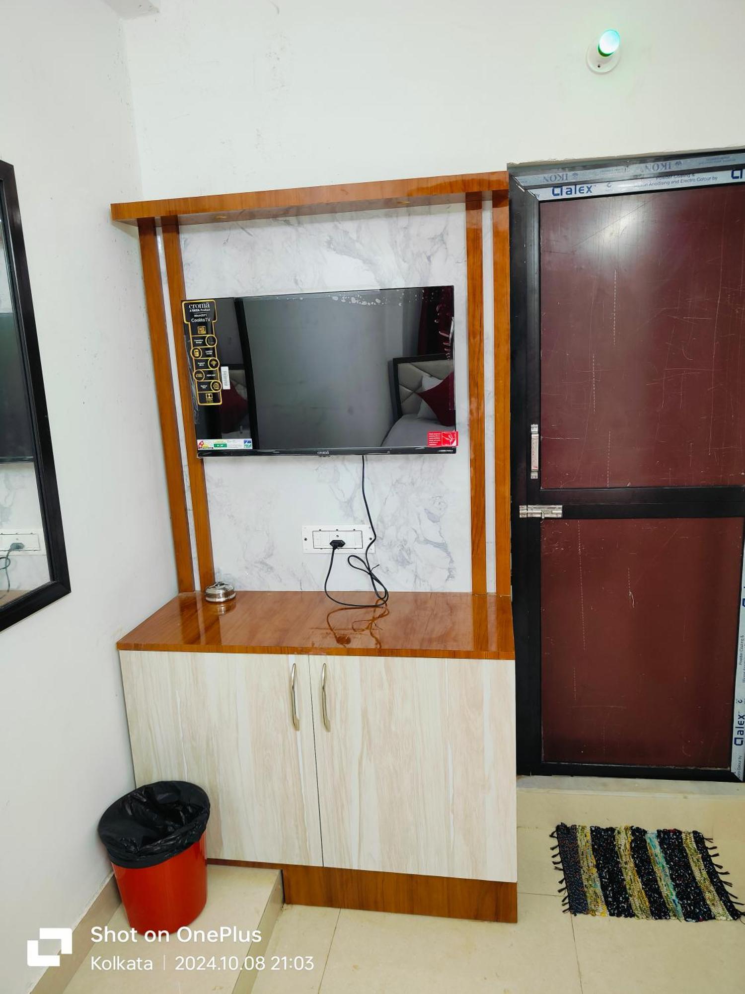 Homestay Om Shanti Guest House - Near Ruby General Hospital & Science City *