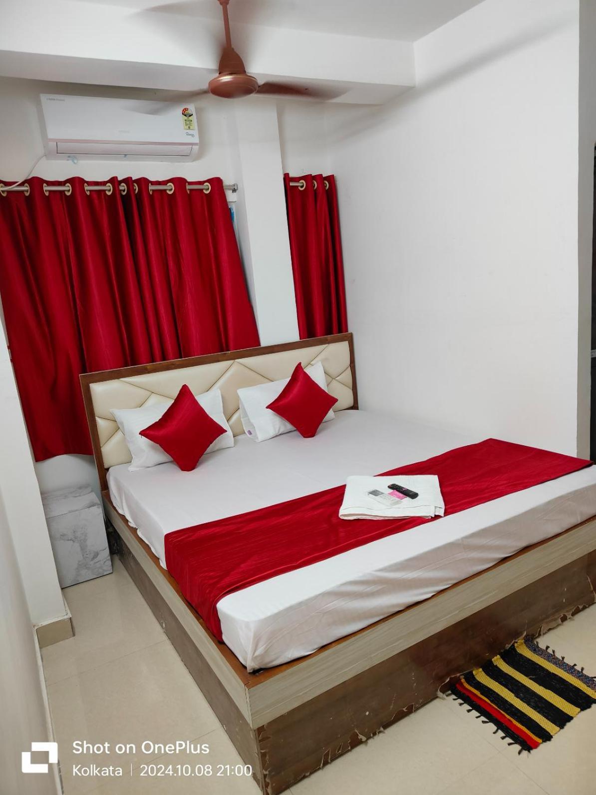 Homestay Om Shanti Guest House - Near Ruby General Hospital & Science City Kolkata