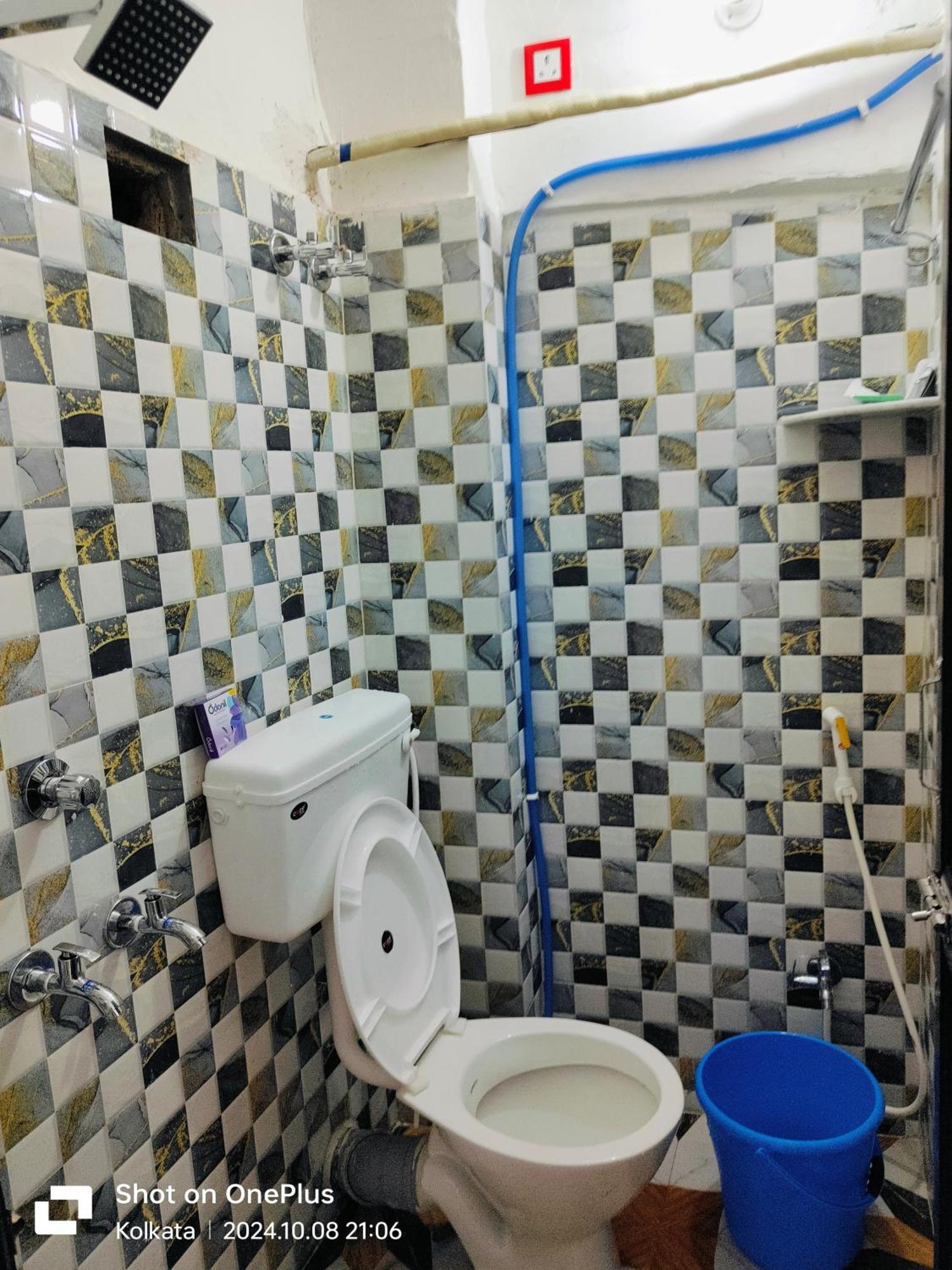 Om Shanti Guest House - Near Ruby General Hospital & Science City Homestay