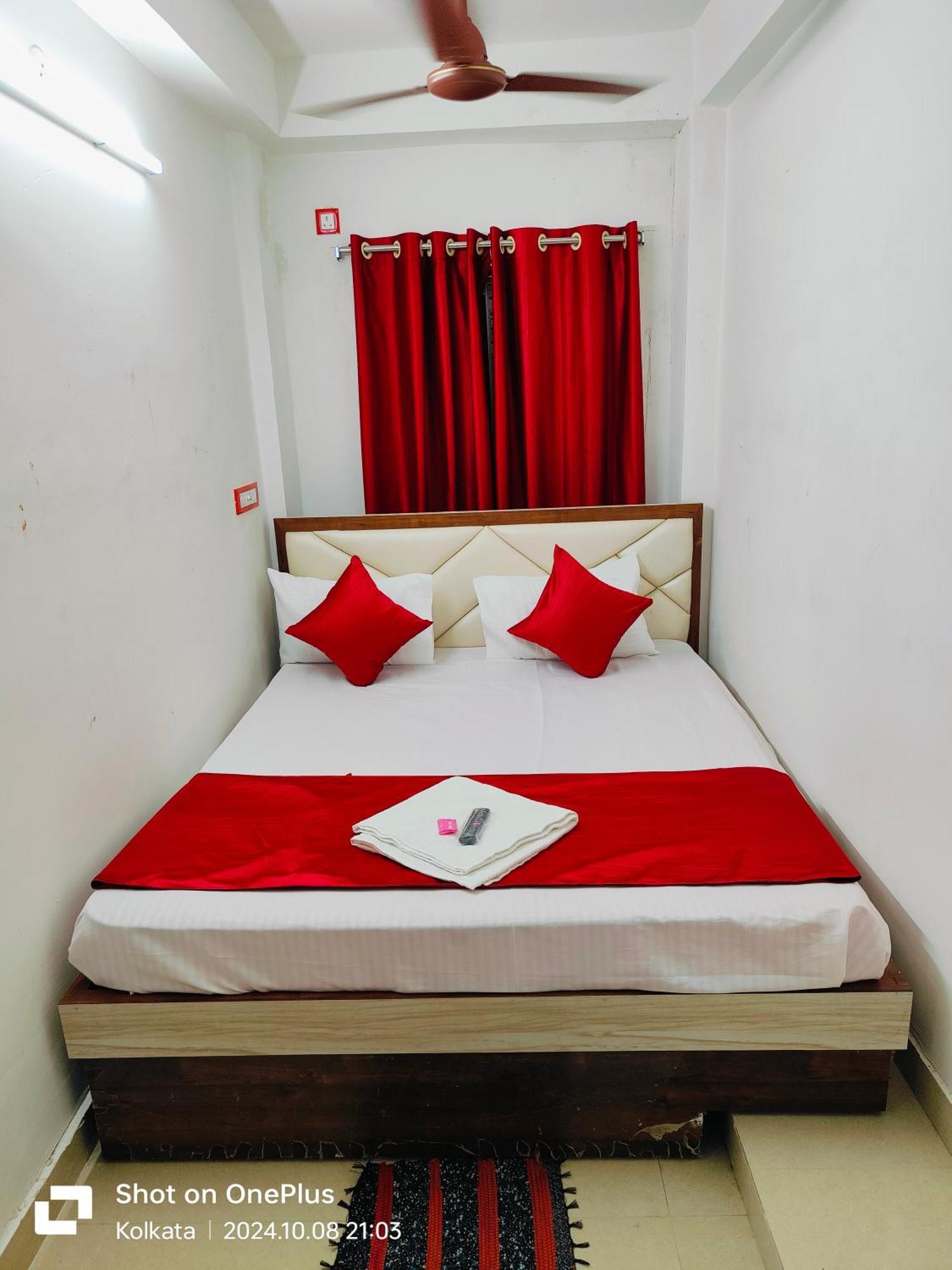 Homestay Om Shanti Guest House - Near Ruby General Hospital & Science City