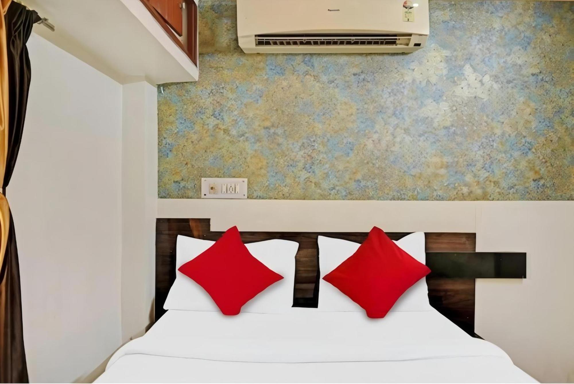 Om Shanti Guest House - Near Ruby General Hospital & Science City *